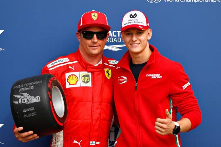 Kimi Raikkonen assieme a Mick Schumacher riceve il premio della Pirelli per la pole. Getty